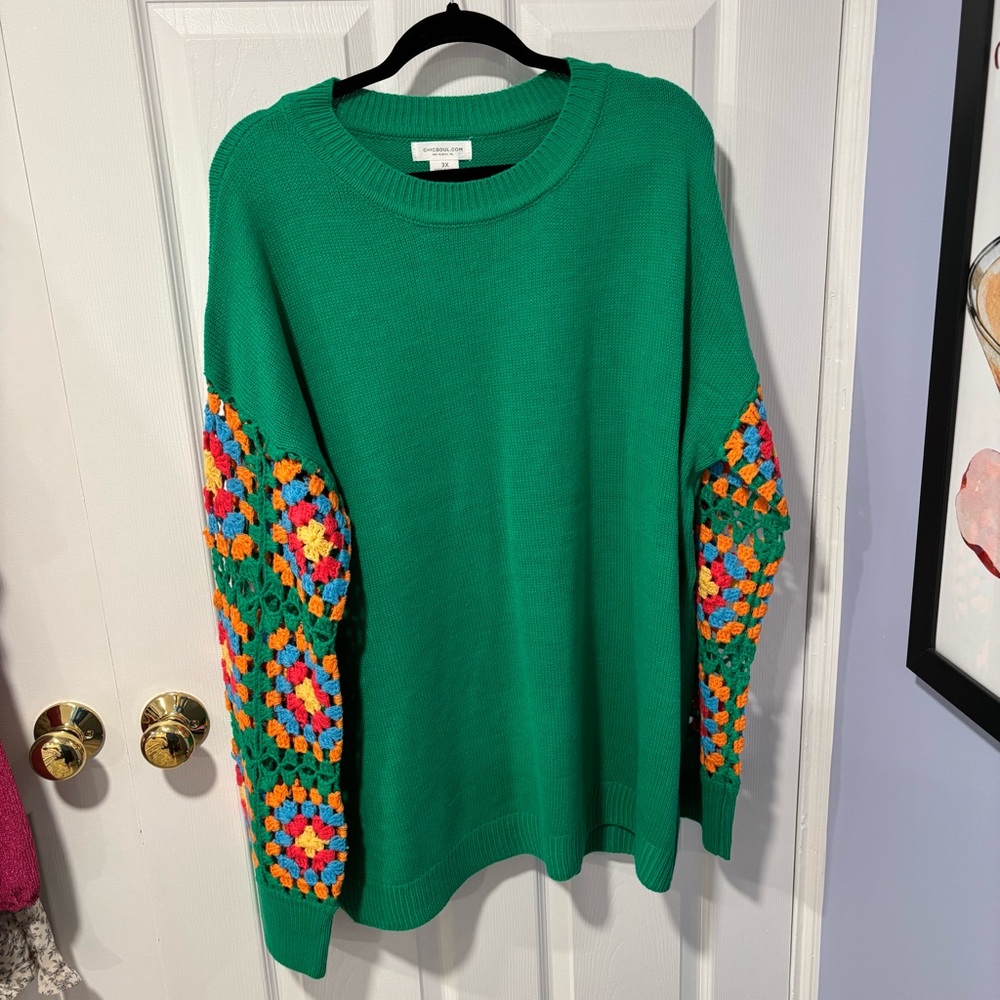 Chic Soul Green Sweater with Colorful Sleeves
